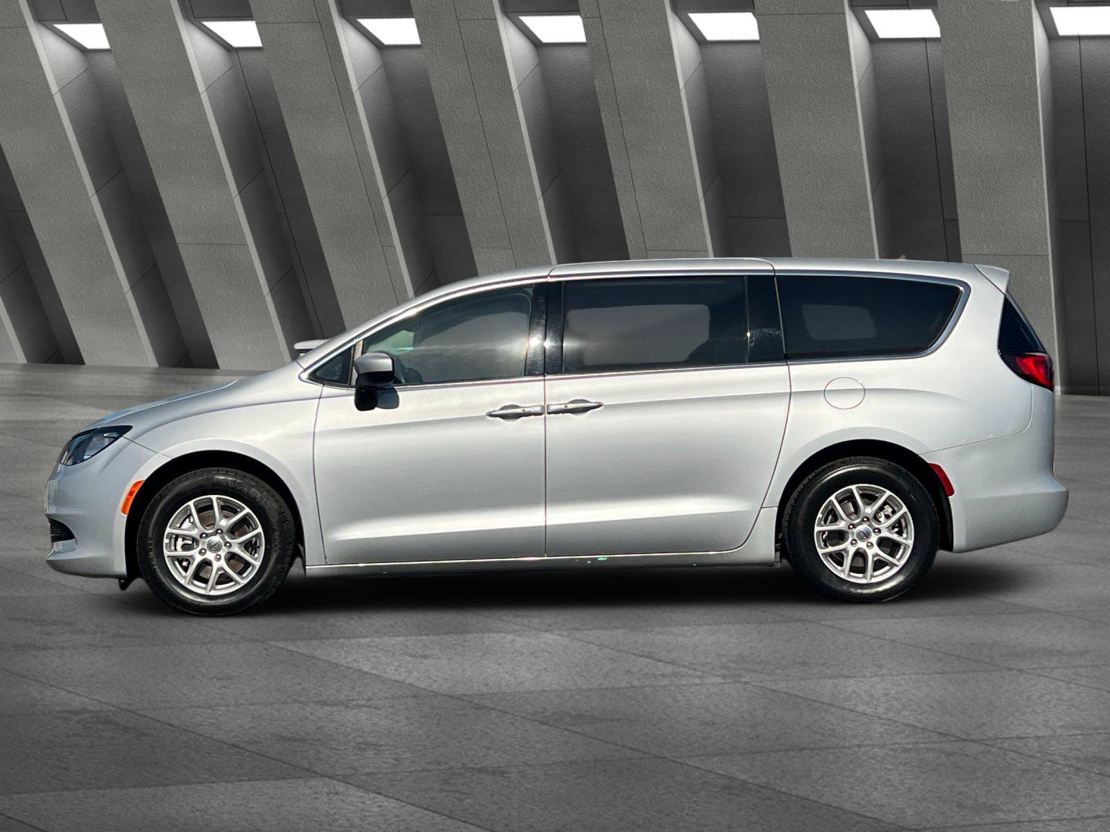 Used 2023 Chrysler Voyager LX FWD image 7