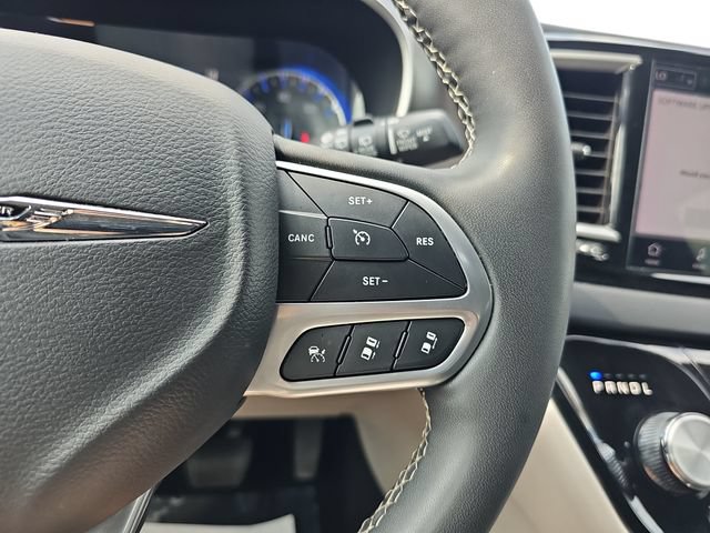 Used 2024 Chrysler Pacifica Touring-L FWD image 15