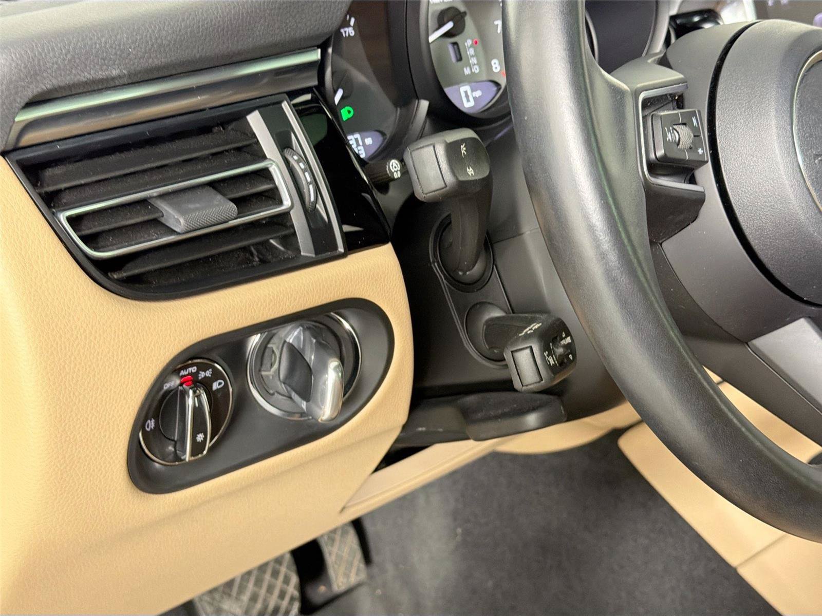 Certified 2023 Porsche Macan S AWD/4WD image 33