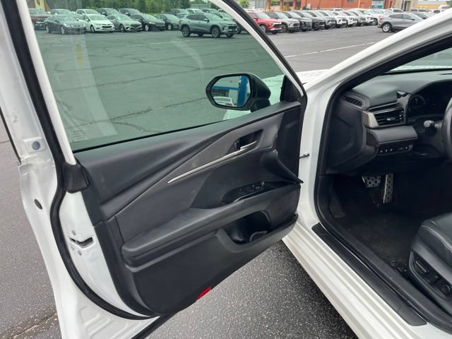 Used 2025 Toyota Camry SE w/ Convenience Package FWD image 5