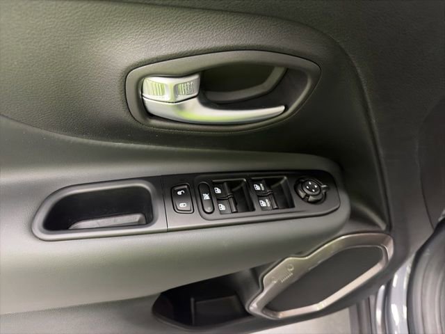 Used 2022 Jeep Renegade Latitude AWD/4WD image 14