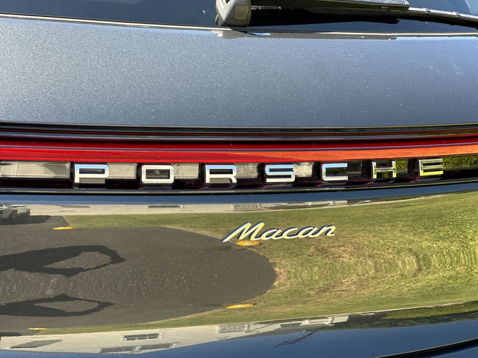 Certified 2025 Porsche Macan AWD/4WD image 32