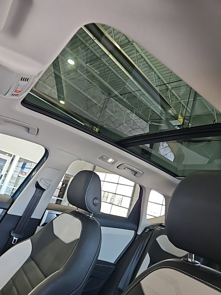 Used 2025 Volkswagen Taos SEL image 28