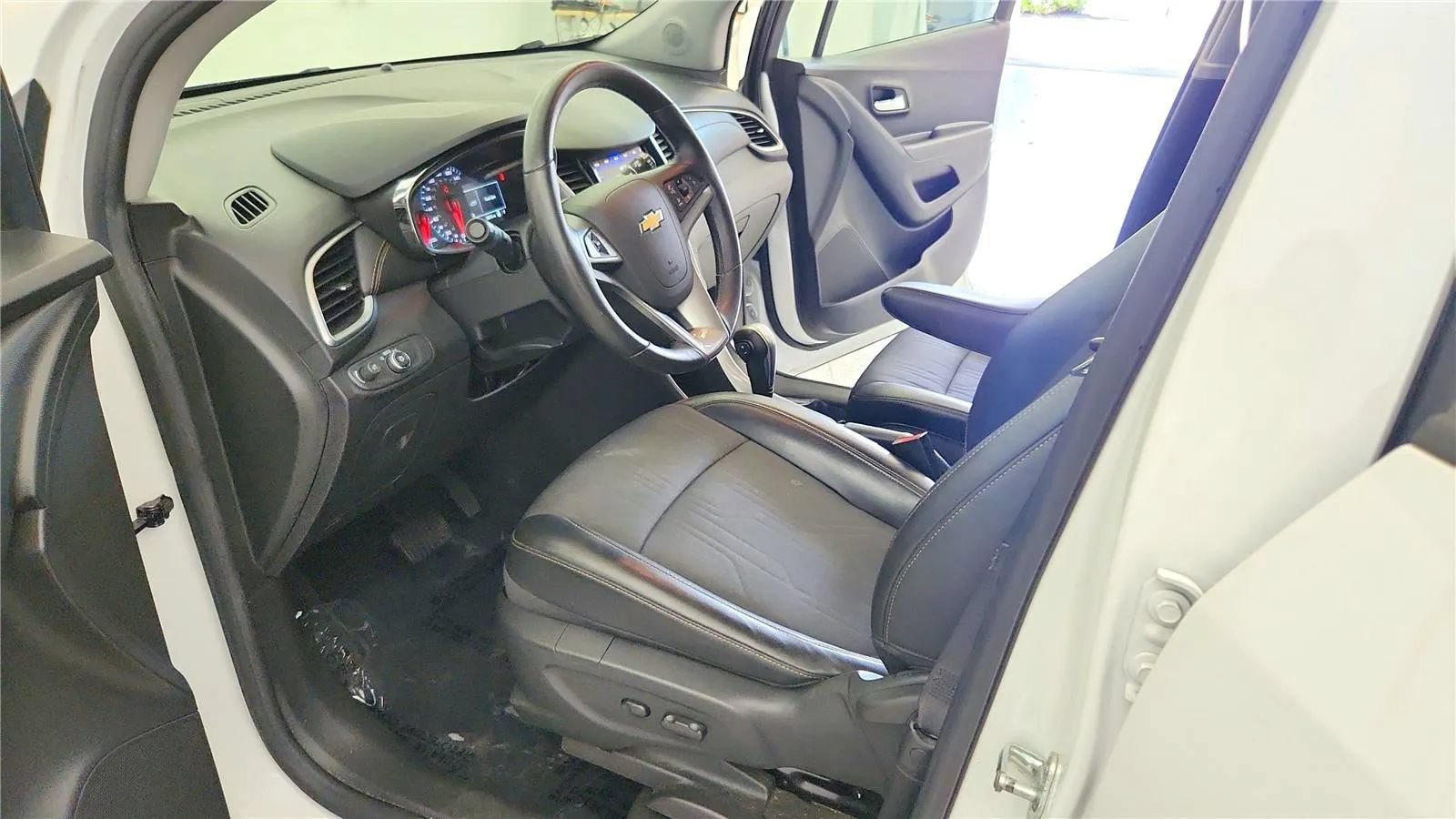 Used 2022 Chevrolet Trax LT w/ Driver Confidence Package AWD/4WD image 22