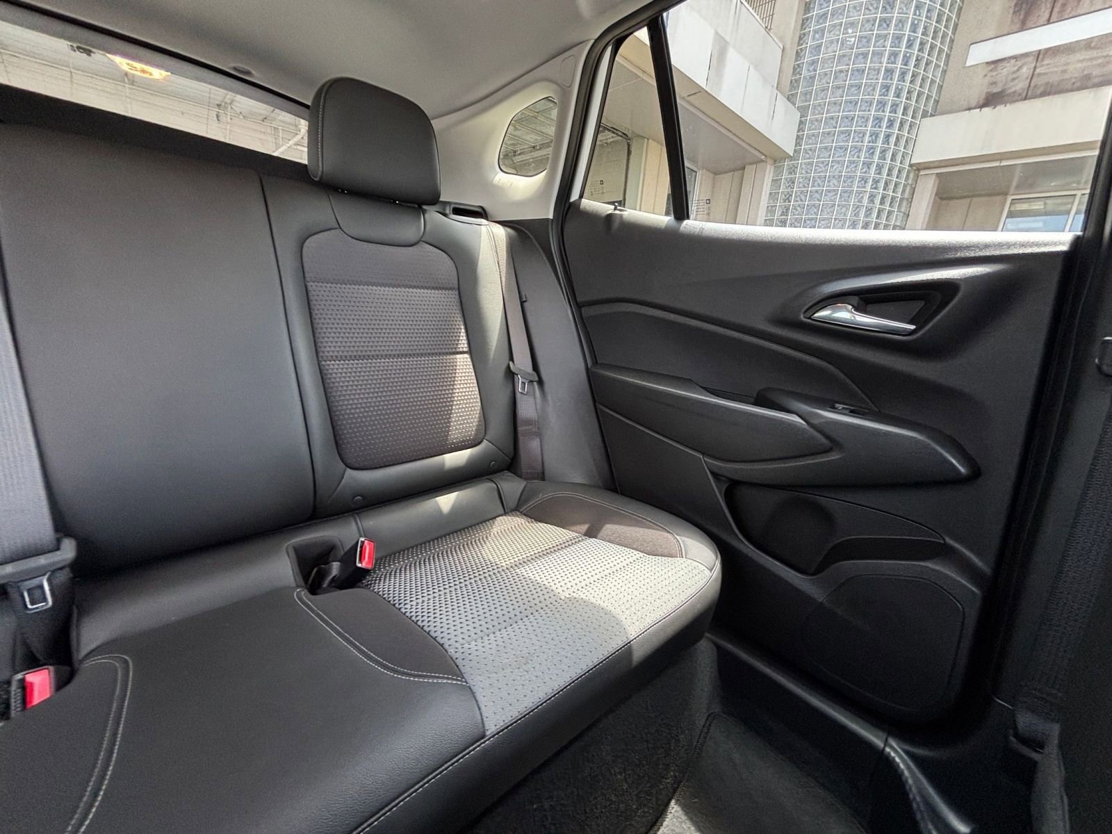 Used 2025 Chevrolet Trax LT FWD image 37