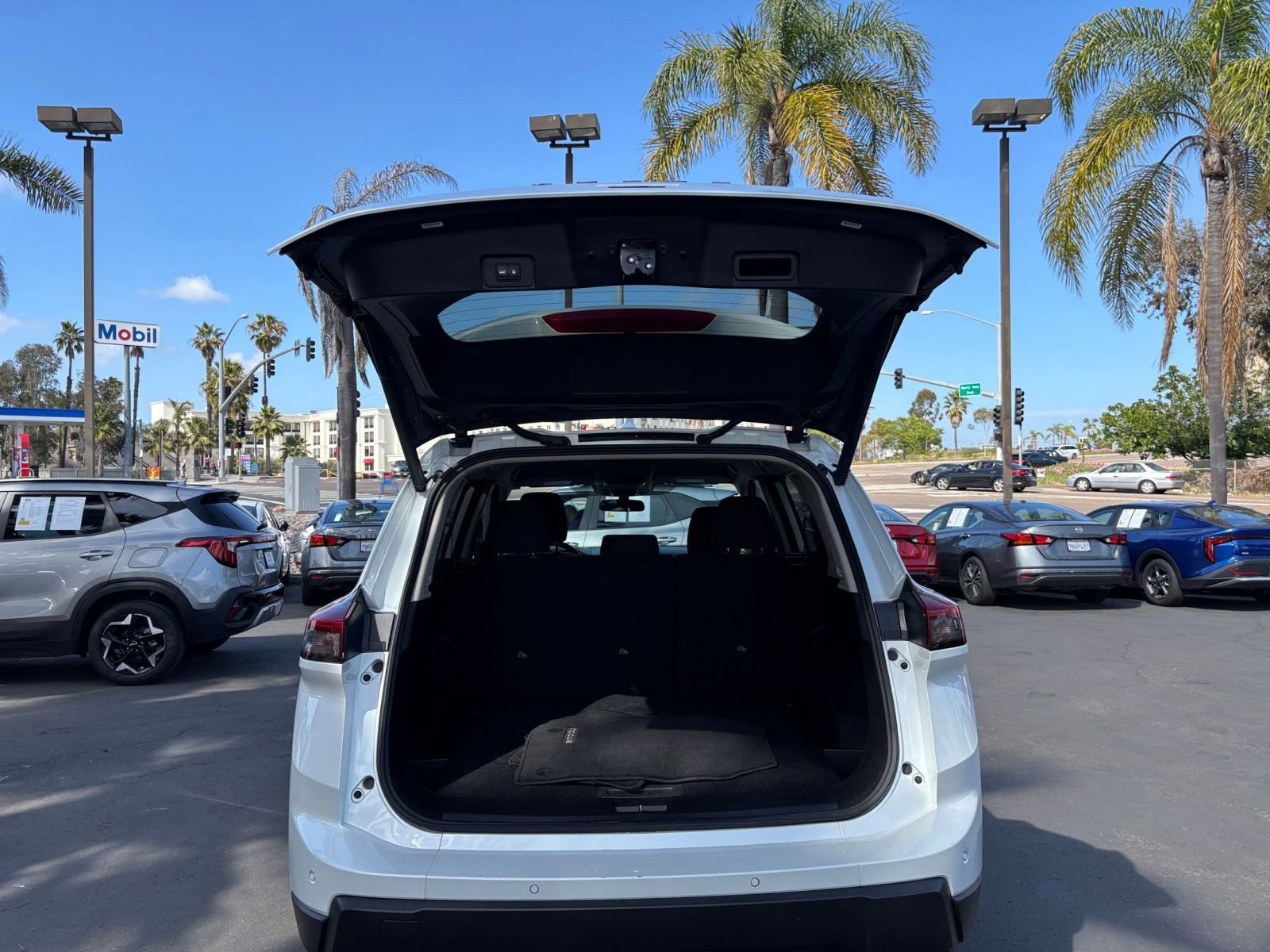 Used 2025 Nissan Rogue SV FWD image 33