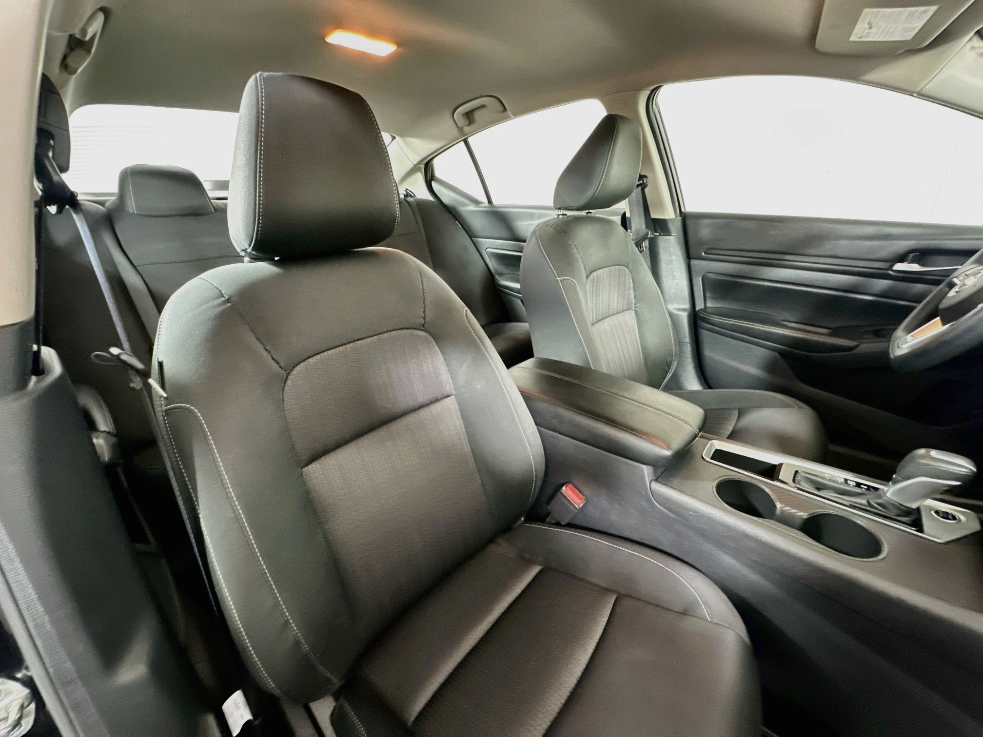Used 2025 Nissan Altima 2.5 SV FWD image 25