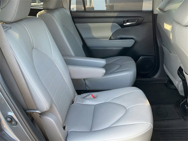 Used 2021 Toyota Highlander XLE image 18