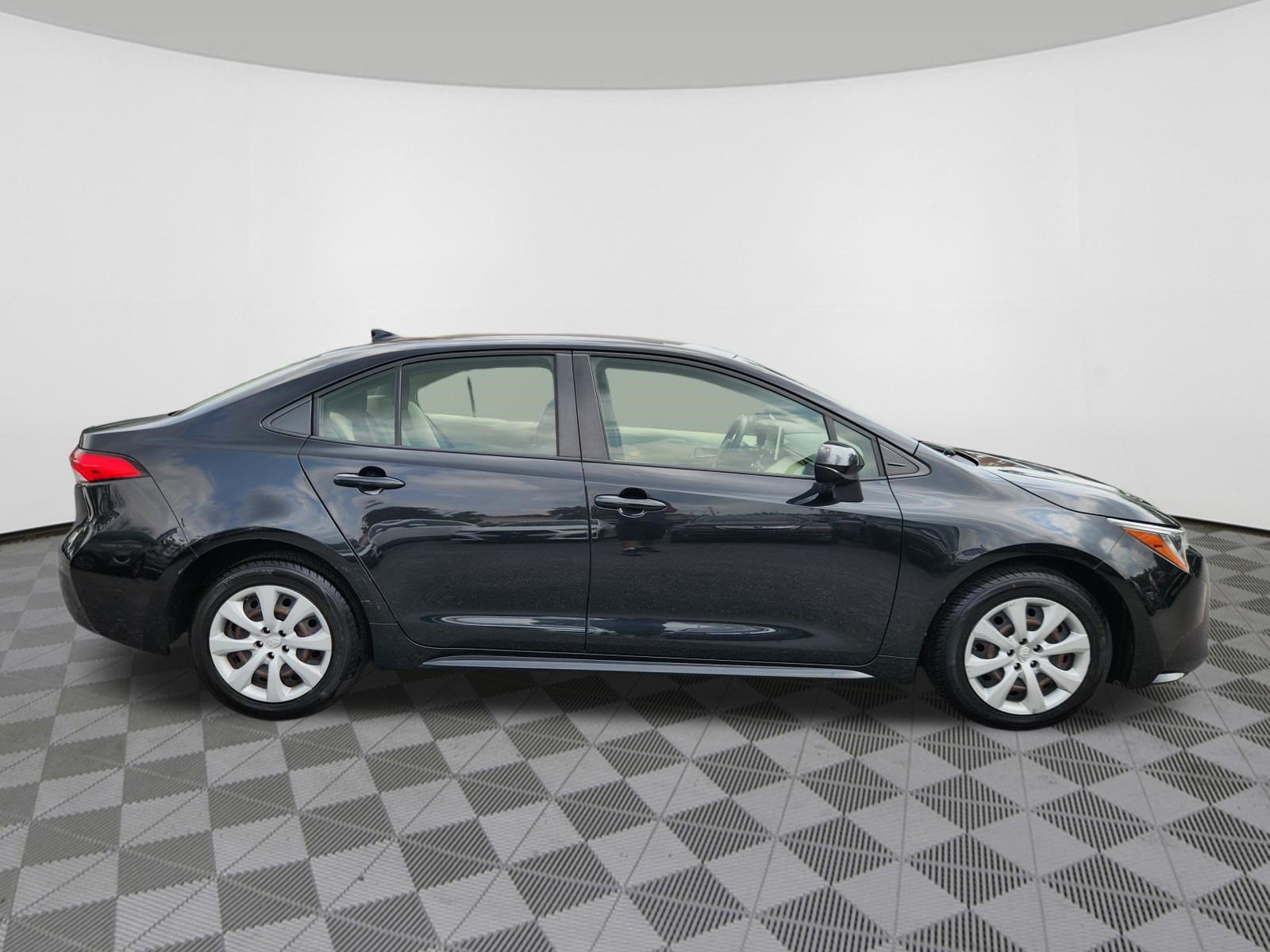 Used 2020 Toyota Corolla LE FWD image 6