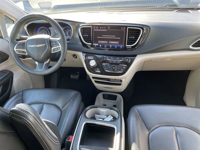 Used 2023 Chrysler Pacifica Touring-L image 6
