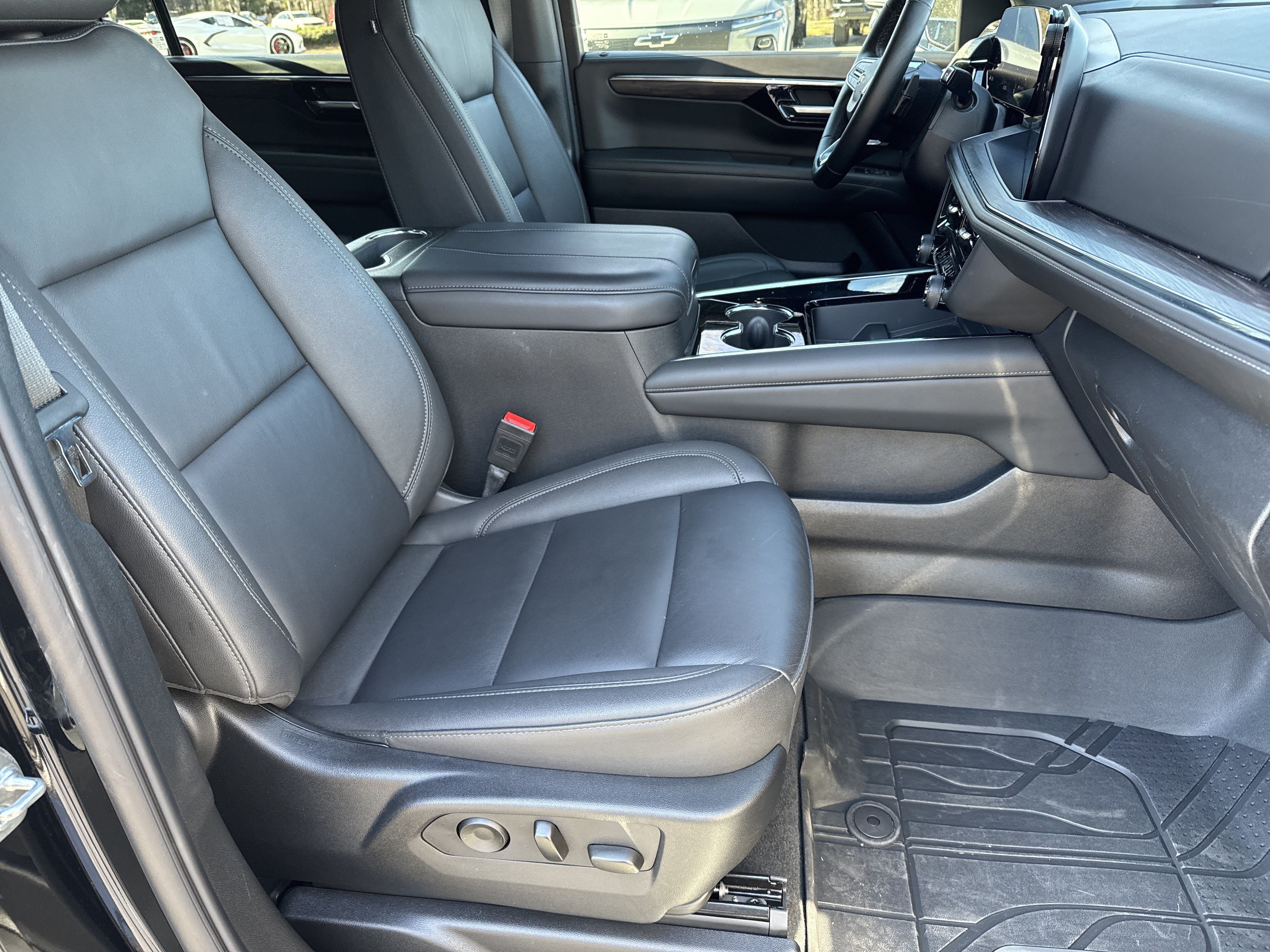 Used 2025 Chevrolet Suburban LT w/ Comfort Package RWD image 15