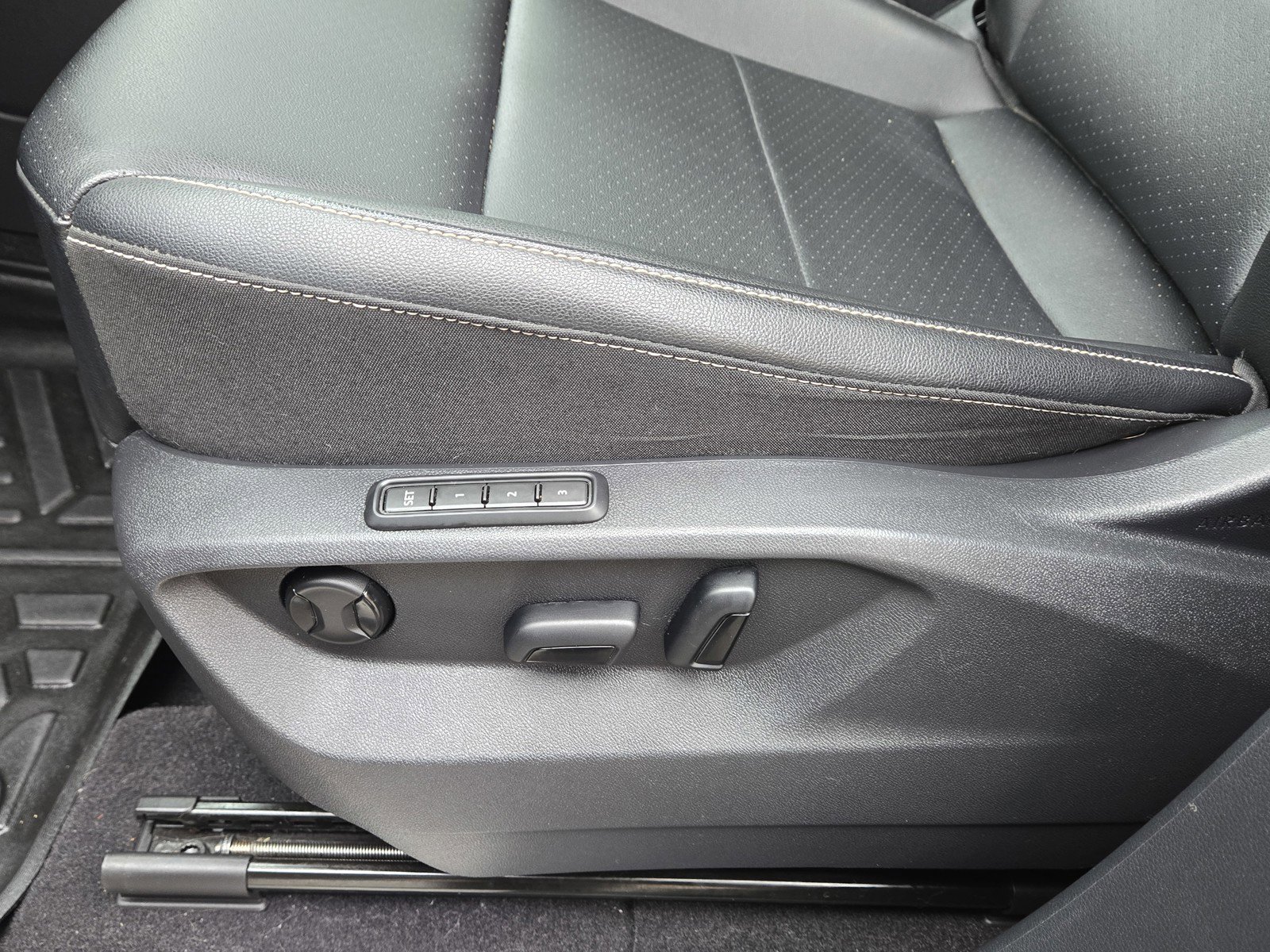 Used 2022 Volkswagen Atlas SEL R-Line image 18