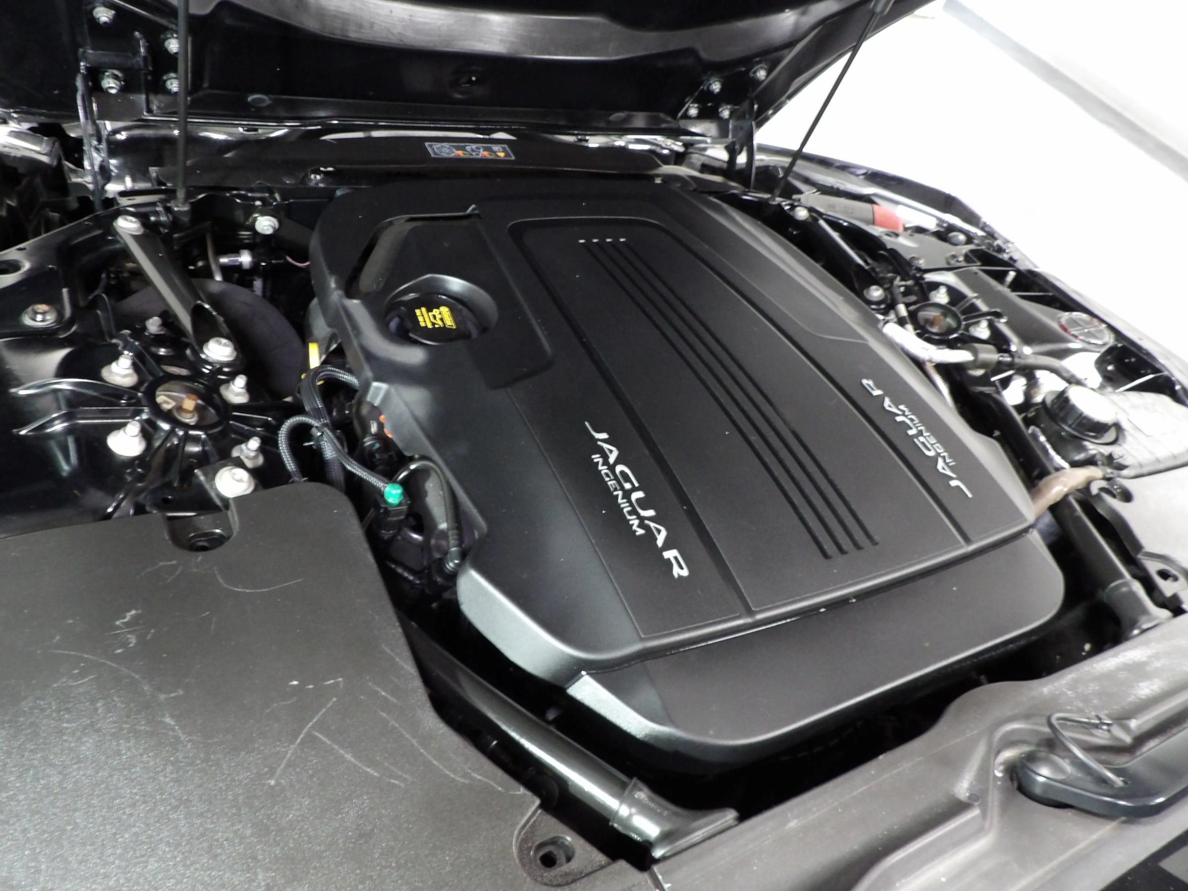 Used 2020 Jaguar F-TYPE Convertible RWD image 33