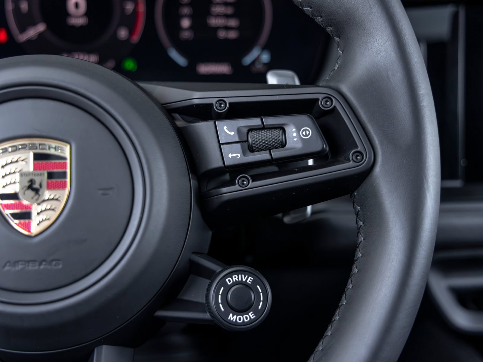 Certified 2025 Porsche Cayenne GTS AWD/4WD image 33