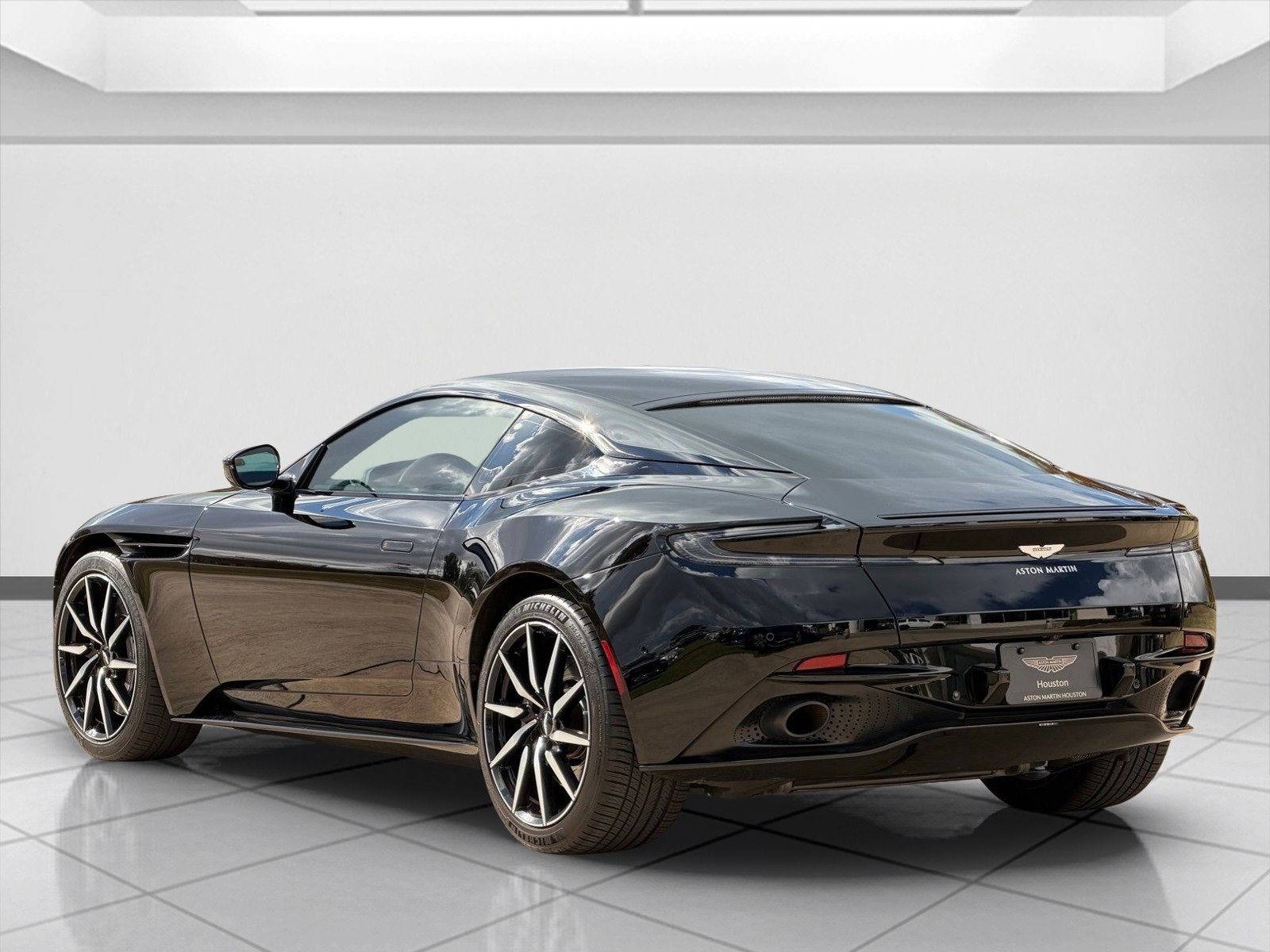 Used 2021 Aston Martin DB11 Coupe image 2
