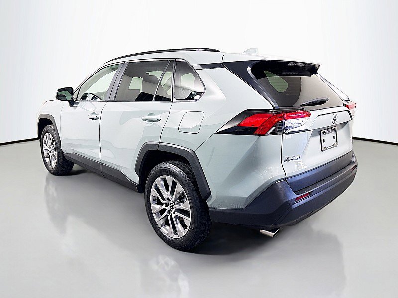 Used 2022 Toyota RAV4 XLE Premium image 5