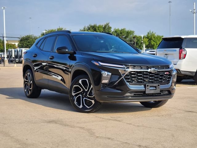 Used 2025 Chevrolet Trax RS w/ Driver Confidence Package FWD image 2