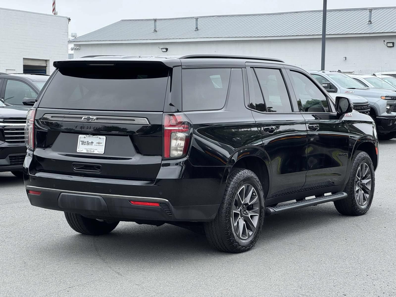 Used 2022 Chevrolet Tahoe Z71 w/ Luxury Package AWD/4WD image 4