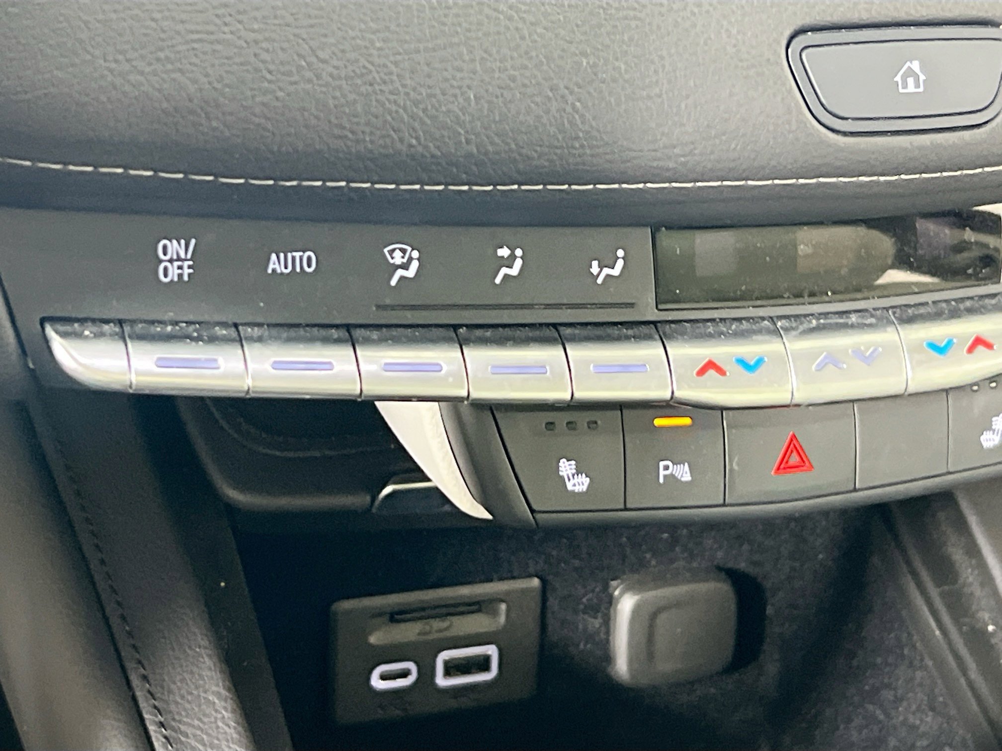 Used 2019 Cadillac XT4 Luxury w/ Cold Weather Package AWD/4WD image 20