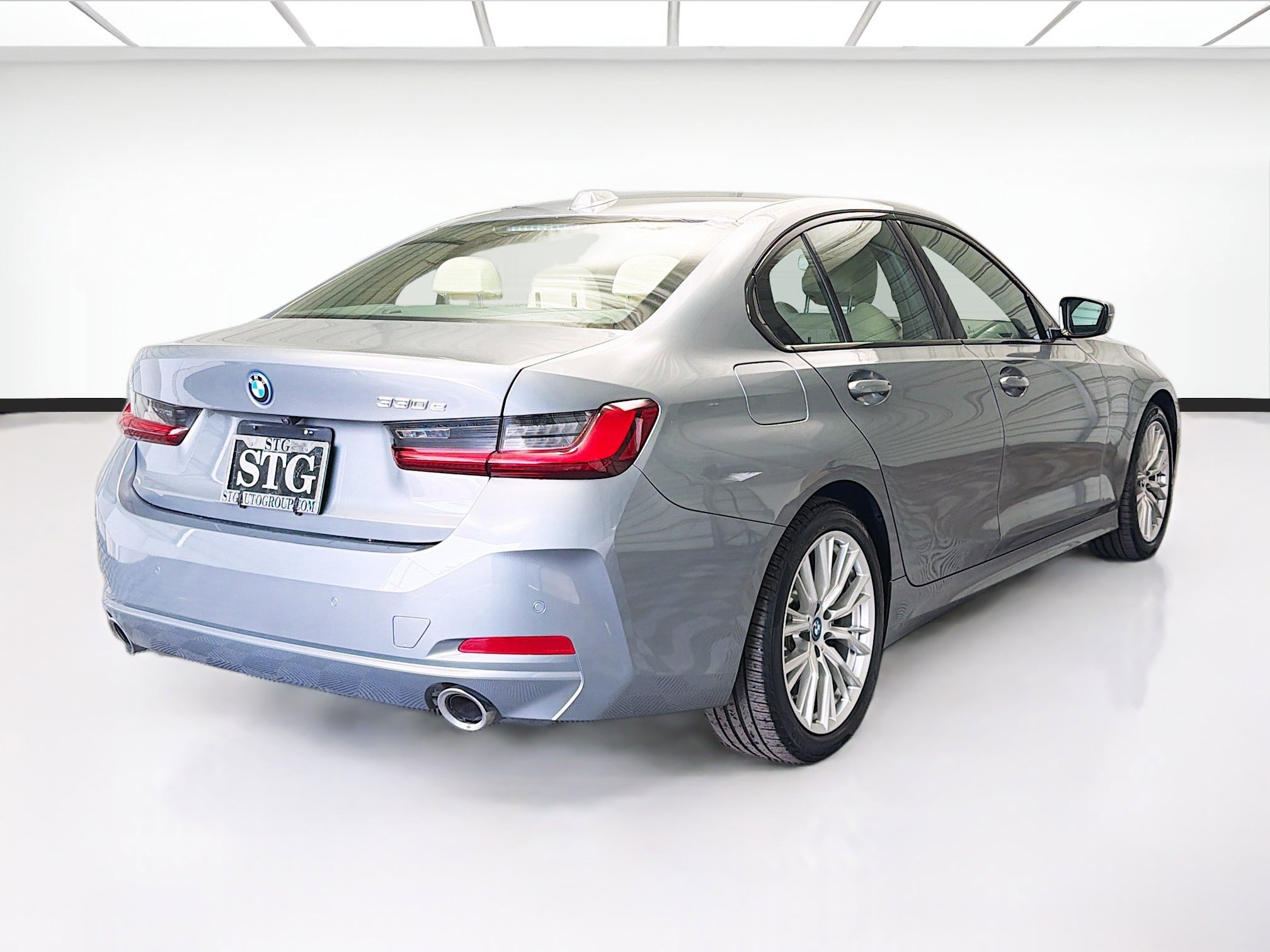 Used 2023 BMW 330e w/ Driving Assistance Package image 4