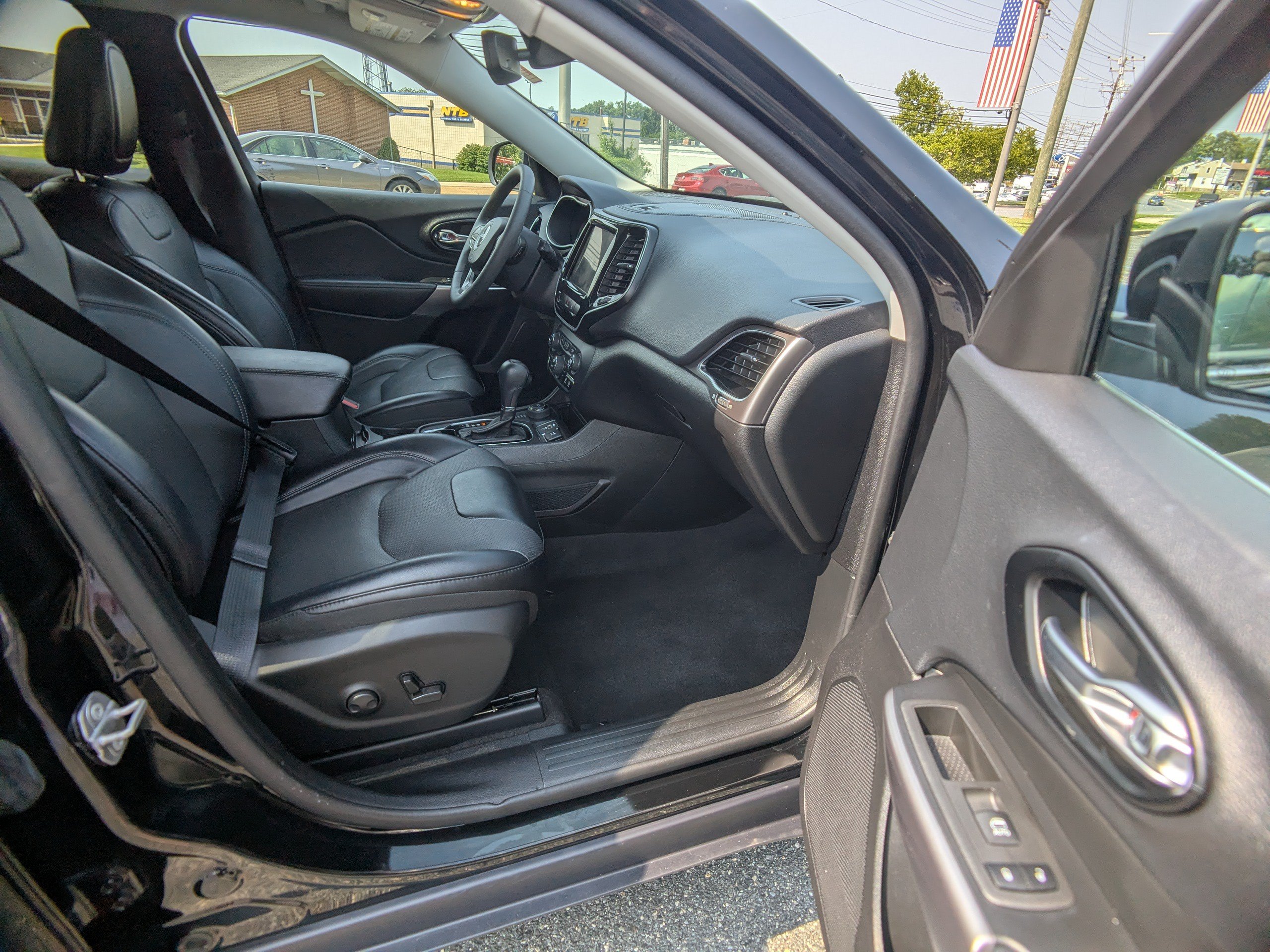 Used 2022 Jeep Cherokee Limited AWD/4WD image 12