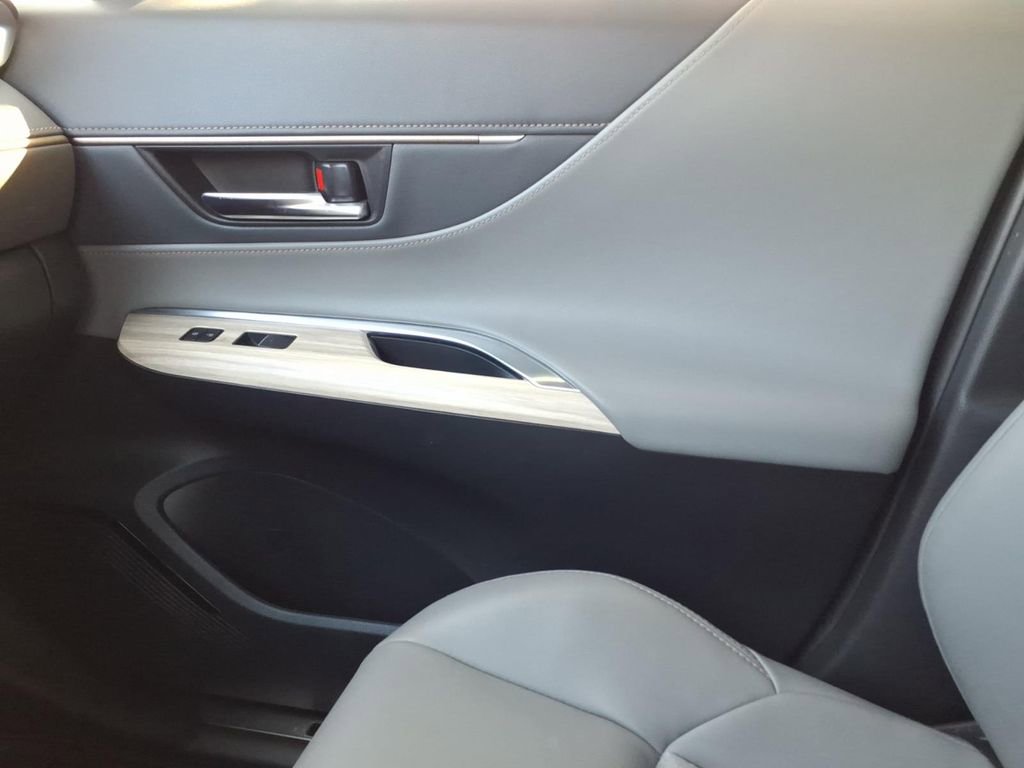 Used 2021 Toyota Venza XLE w/ Carpet Mat Package (TMS) AWD/4WD image 27