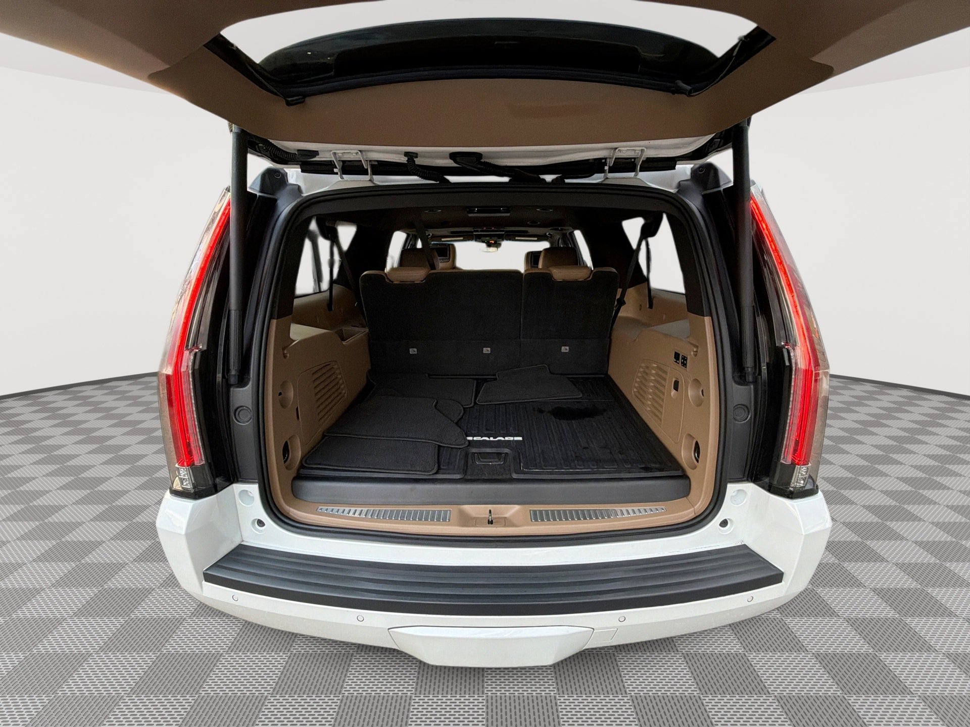 Used 2018 Cadillac Escalade ESV Platinum AWD/4WD image 21