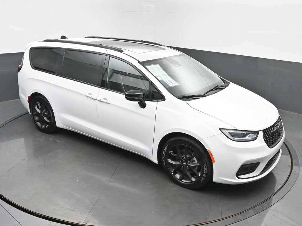 Used 2025 Chrysler Pacifica Limited FWD image 48