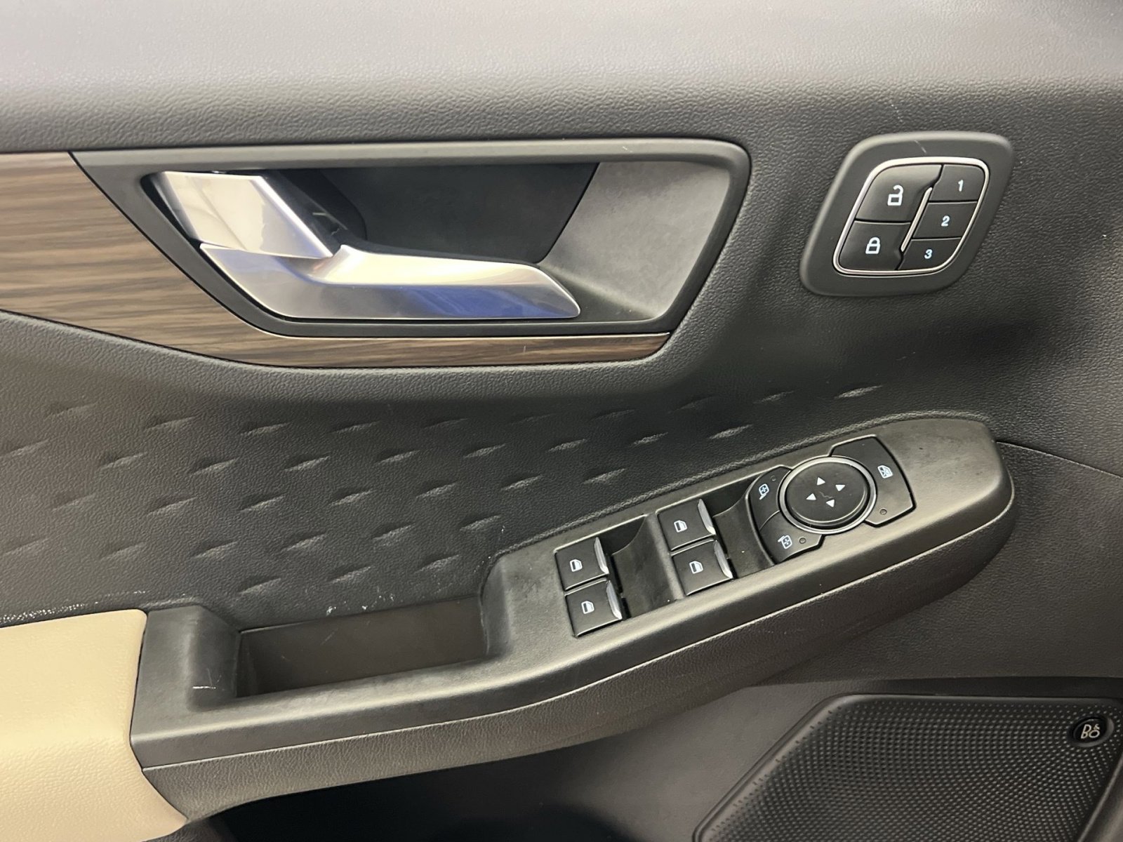 Used 2020 Ford Escape Titanium image 13