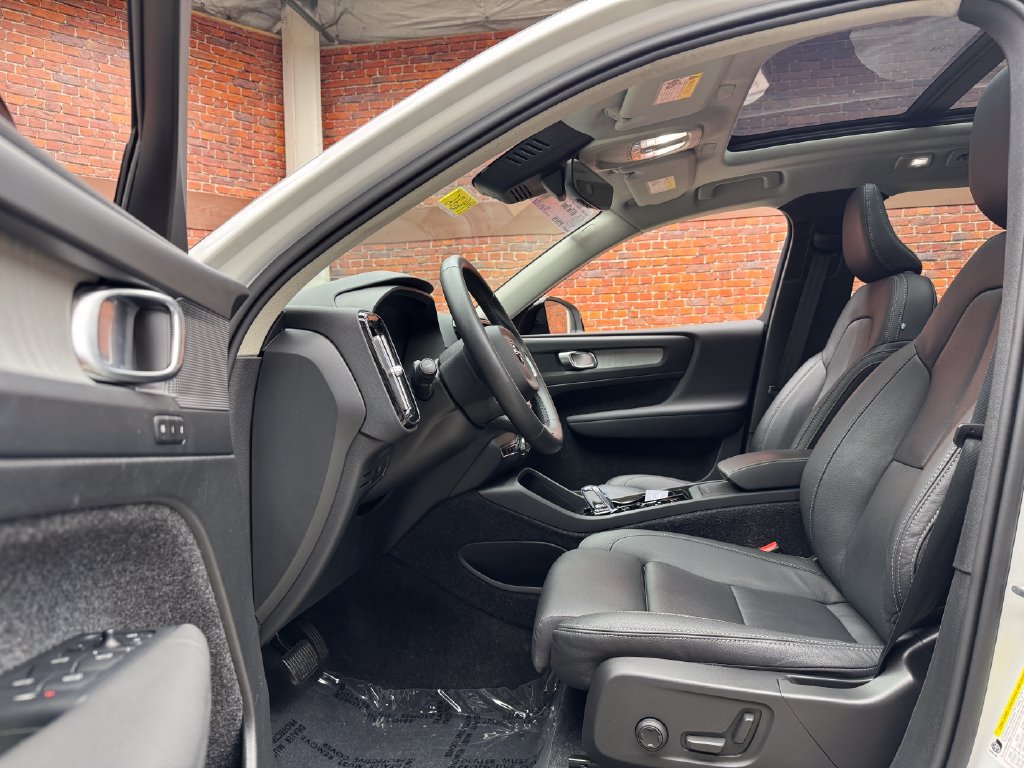 Used 2026 Volvo XC40 B5 Plus AWD/4WD image 23