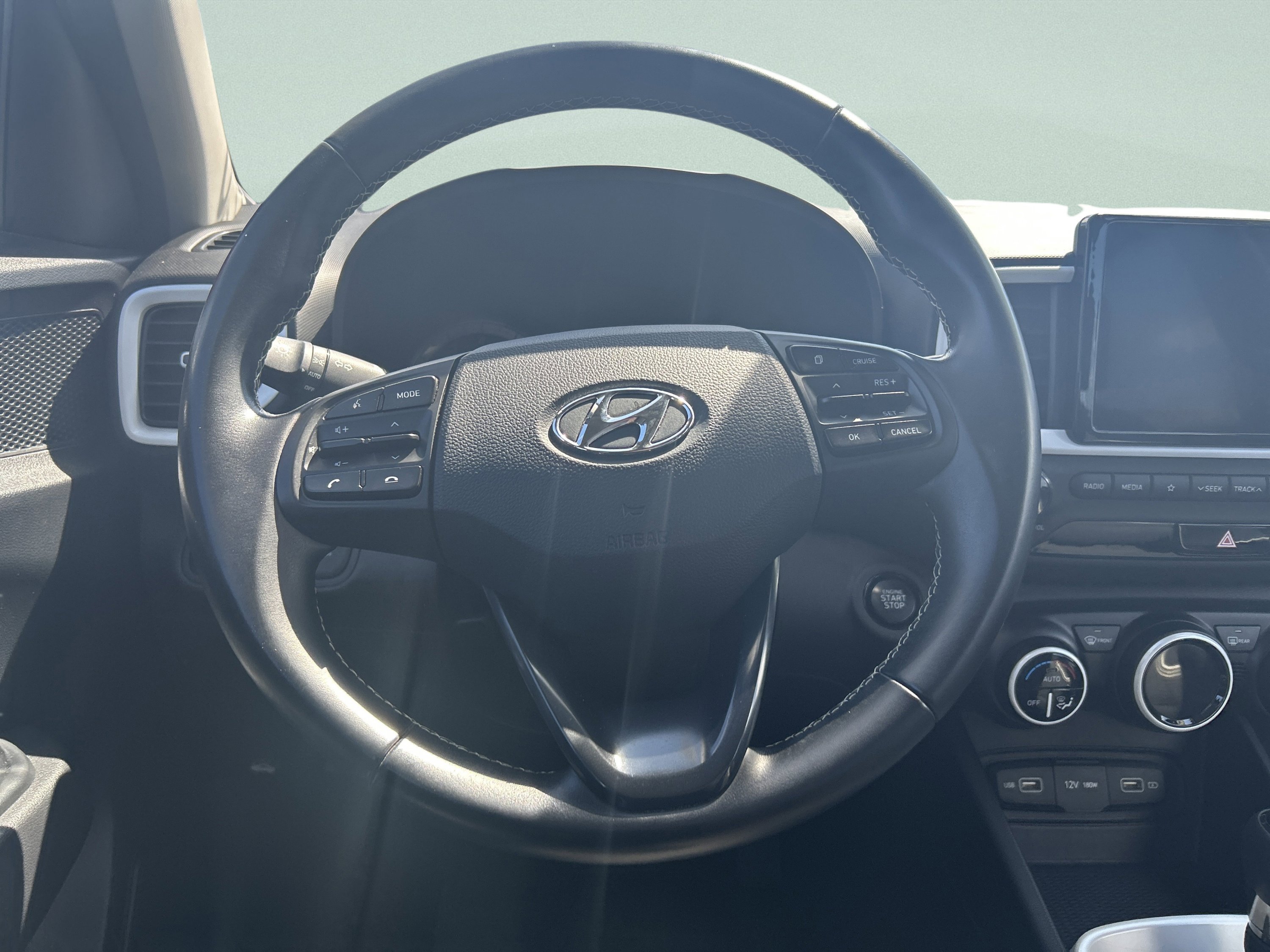 Used 2022 Hyundai Venue Limited FWD image 19