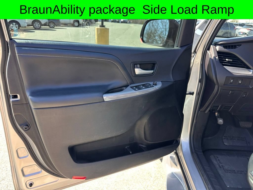 Used 2015 Toyota Sienna SE w/ SE Preferred Package FWD image 25