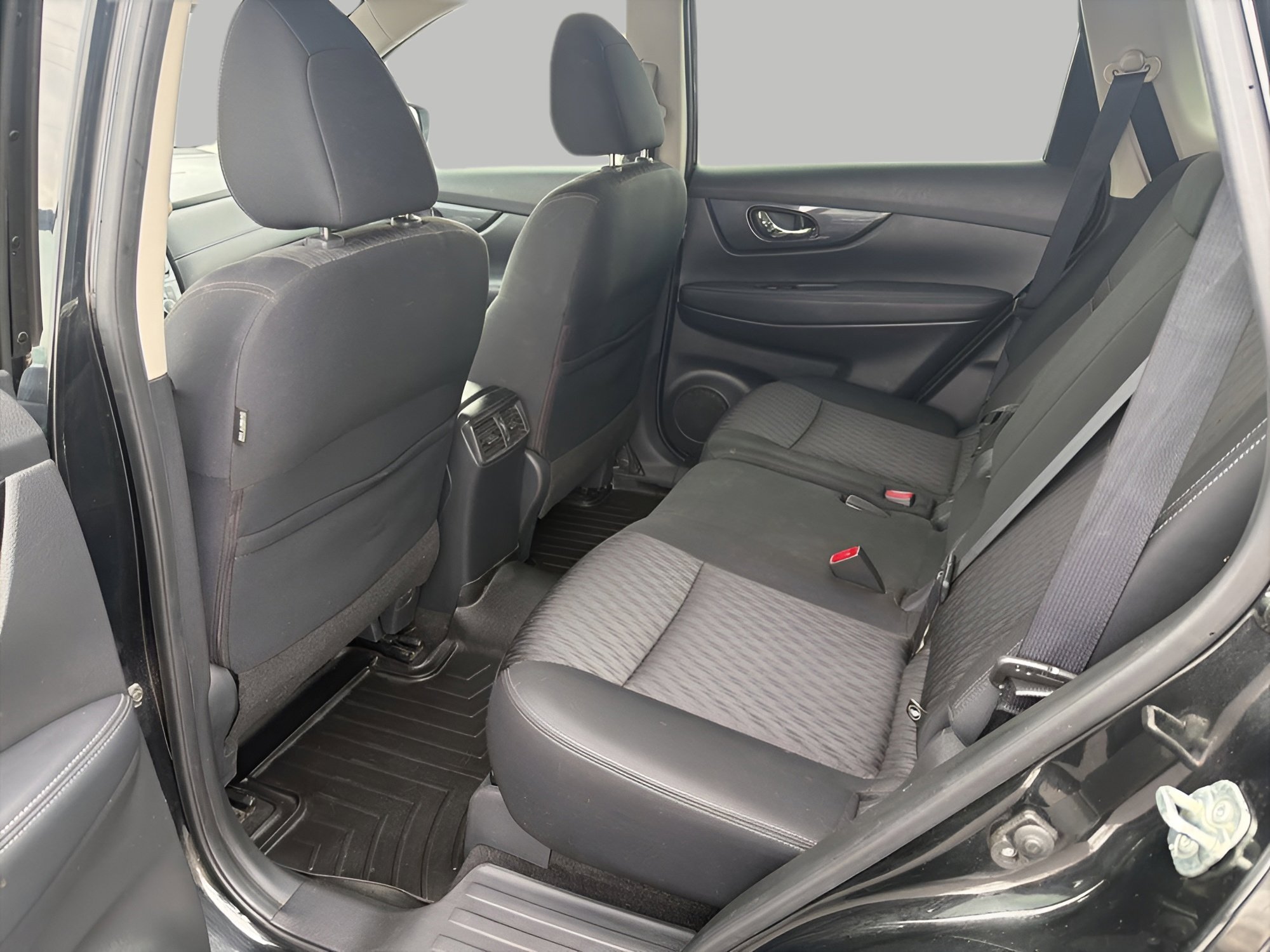 Used 2018 Nissan Rogue SV image 23