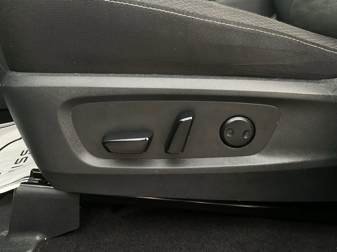 Used 2025 Nissan Pathfinder SV FWD image 11