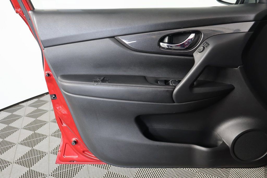 Used 2017 Nissan Rogue SV FWD image 12