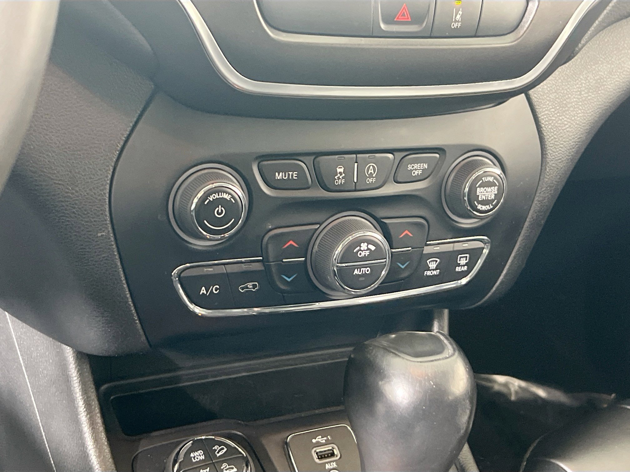 Used 2022 Jeep Cherokee Trailhawk w/ Trailer Tow Group AWD/4WD image 15