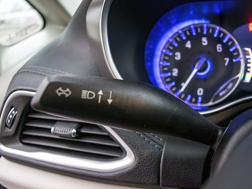 Used 2018 Chrysler Pacifica Limited image 18