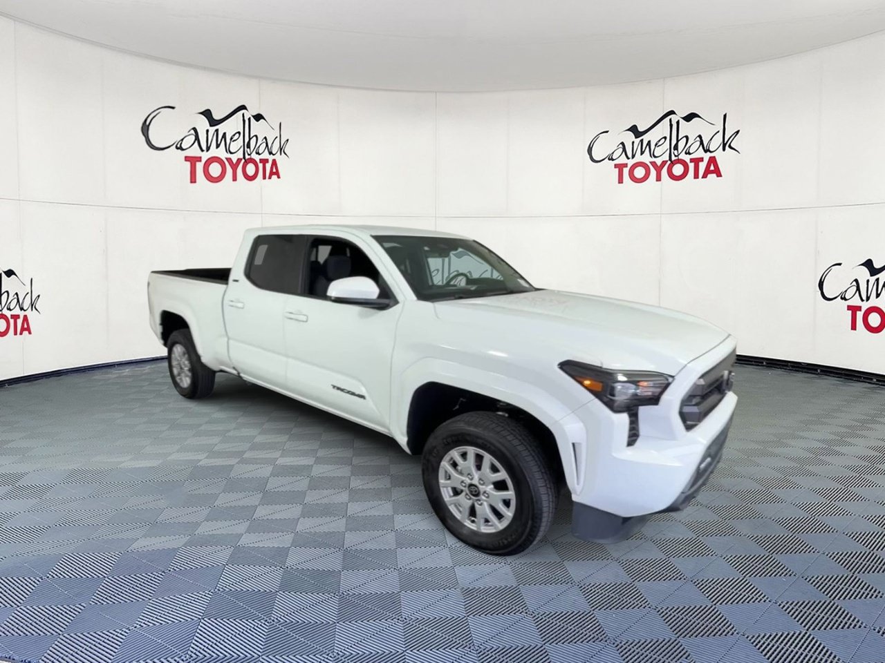 Used 2025 Toyota Tacoma SR5 AWD/4WD image 5