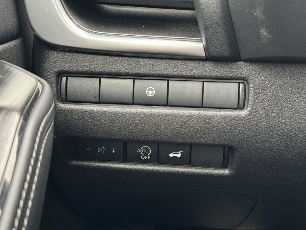 Used 2025 Nissan Rogue SV image 29