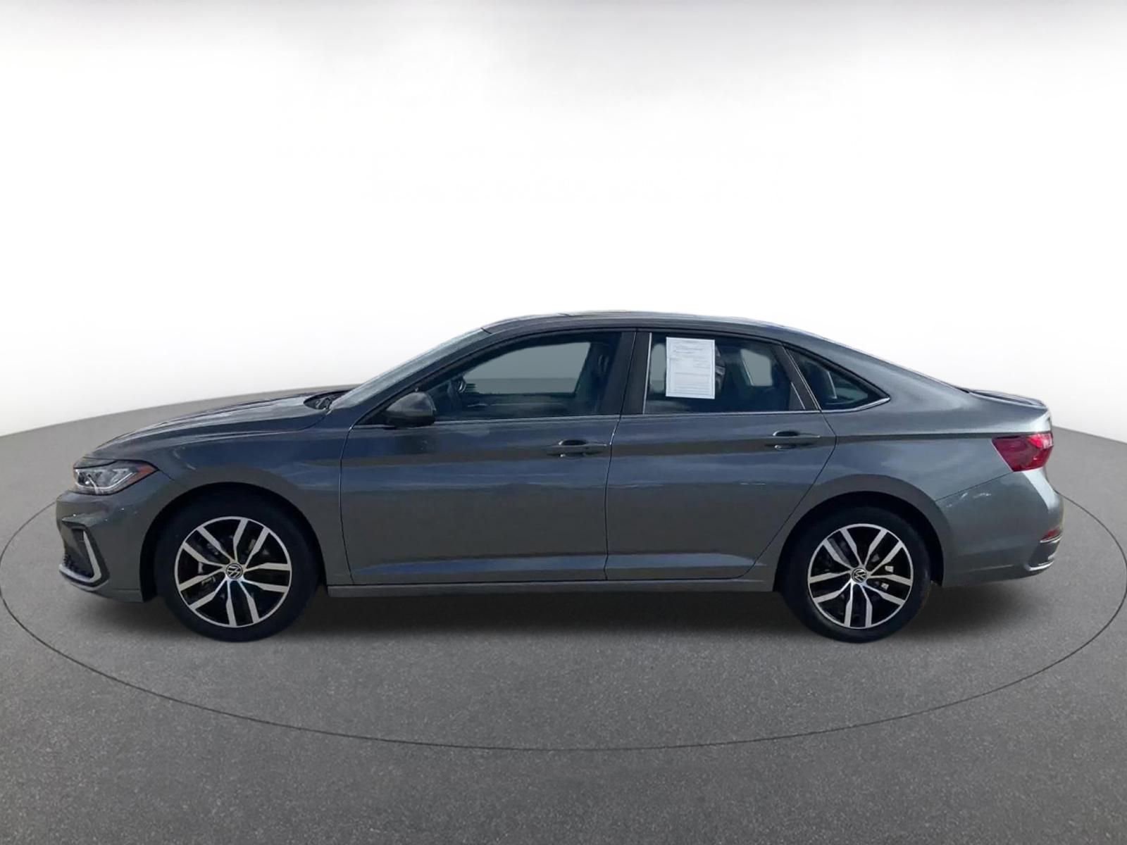 Used 2025 Volkswagen Jetta SE image 9