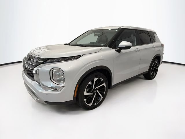 Used 2023 Mitsubishi Outlander SE image 3