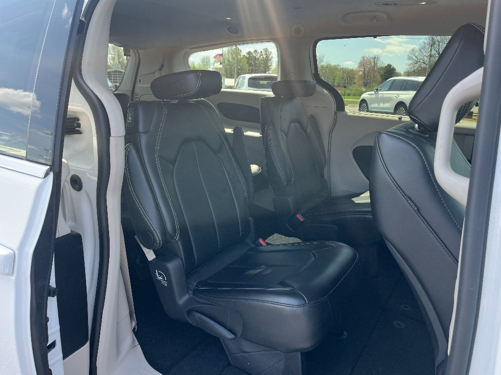 Used 2024 Chrysler Pacifica Touring-L image 15