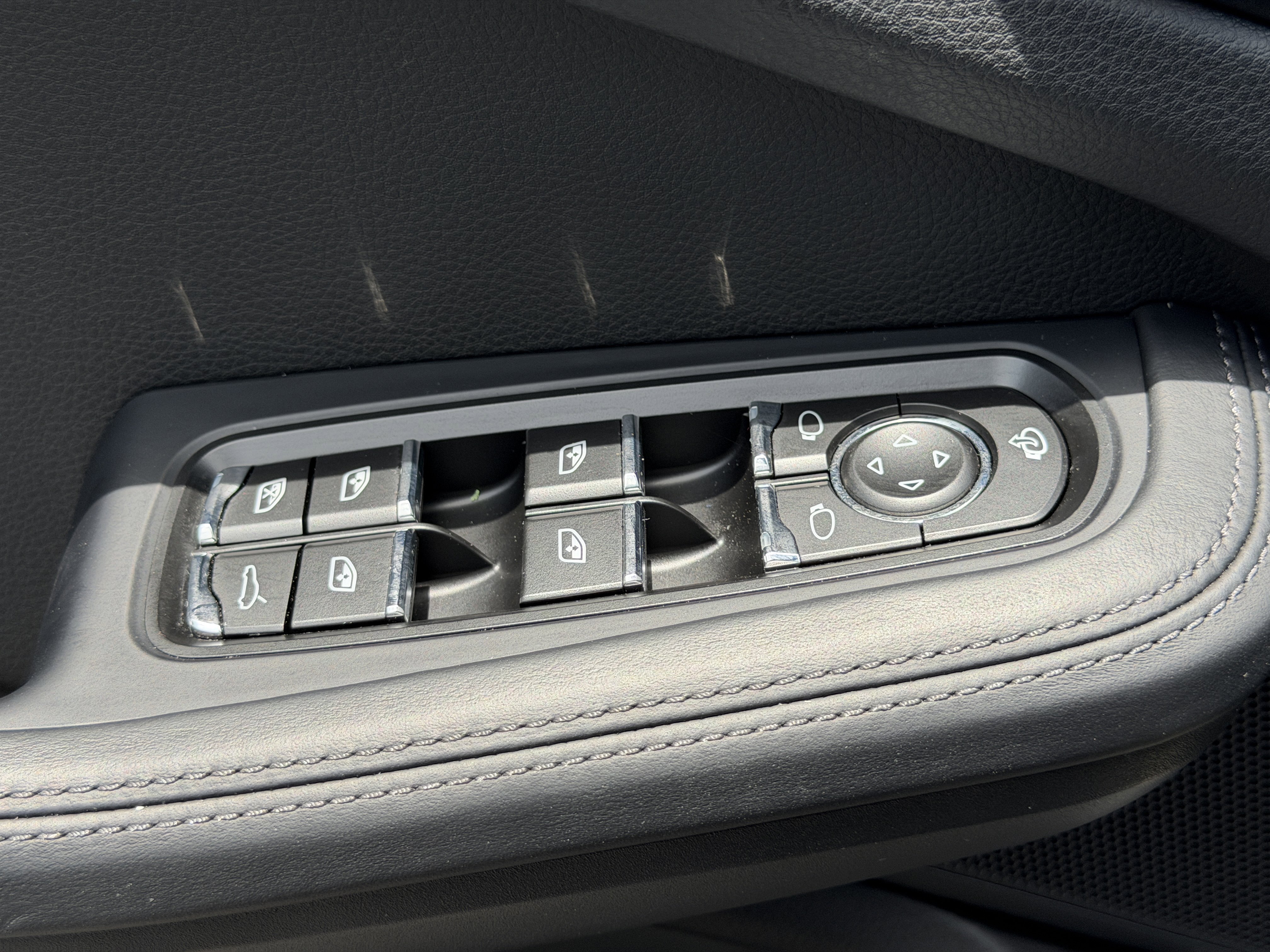 Certified 2025 Porsche Macan GTS AWD/4WD image 23