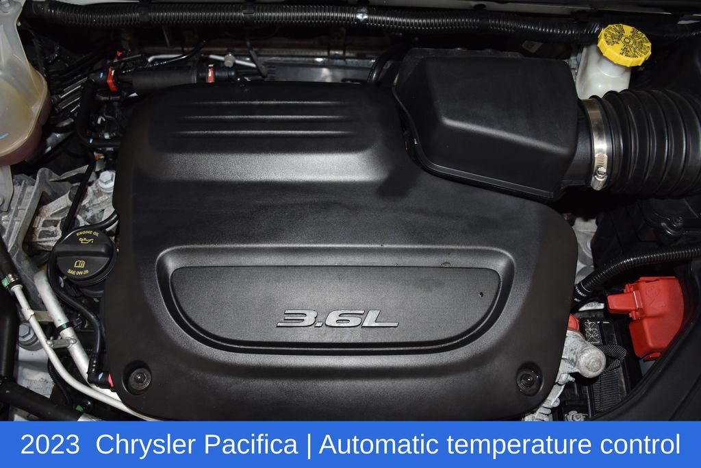 Used 2023 Chrysler Pacifica Limited FWD image 7