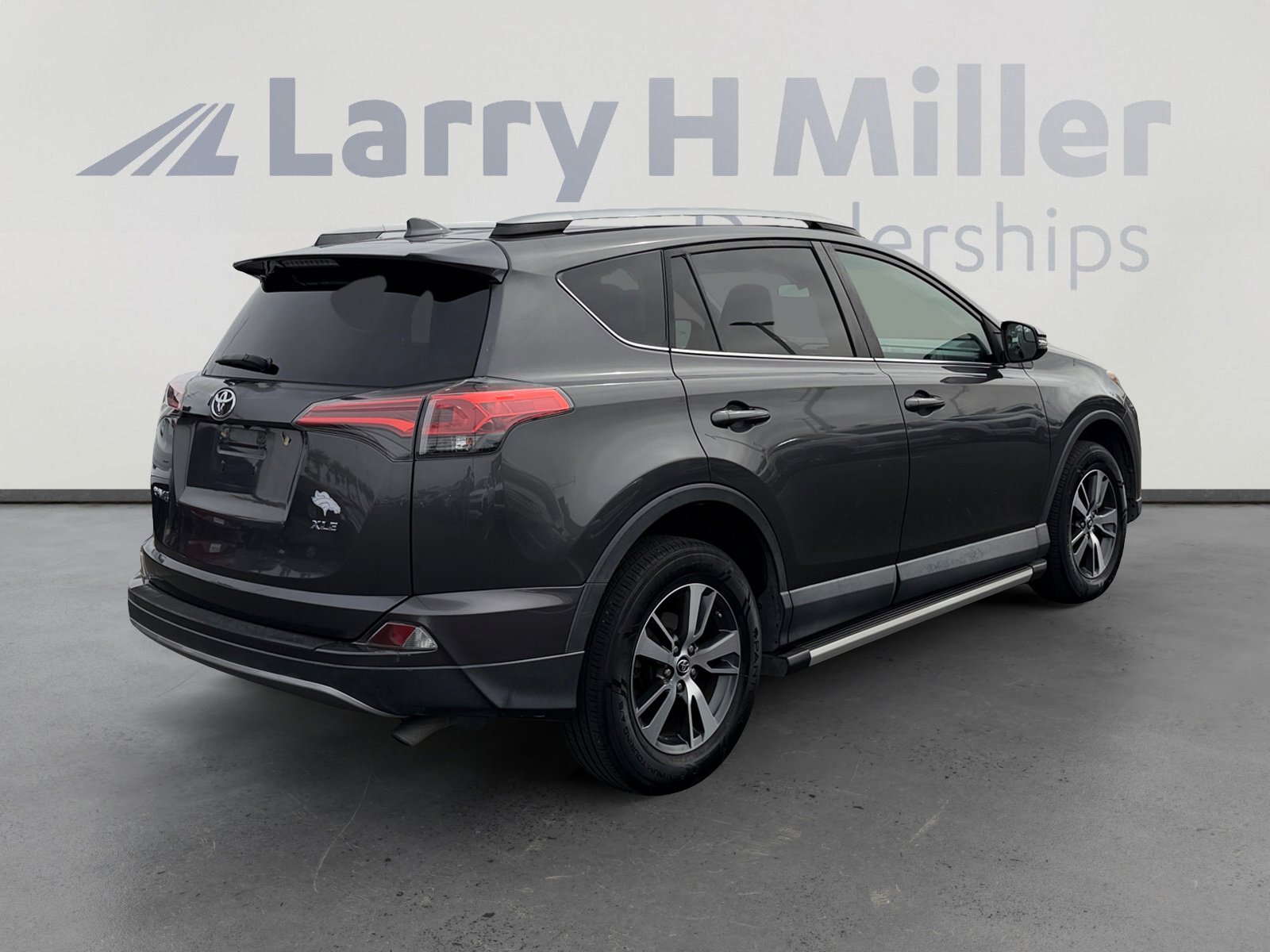 Used 2017 Toyota RAV4 XLE w/ Premium Special Value Package image 4