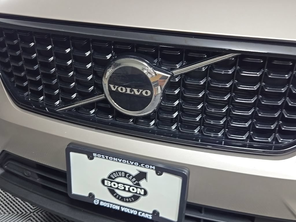Certified 2024 Volvo XC40 B5 Core AWD/4WD image 5