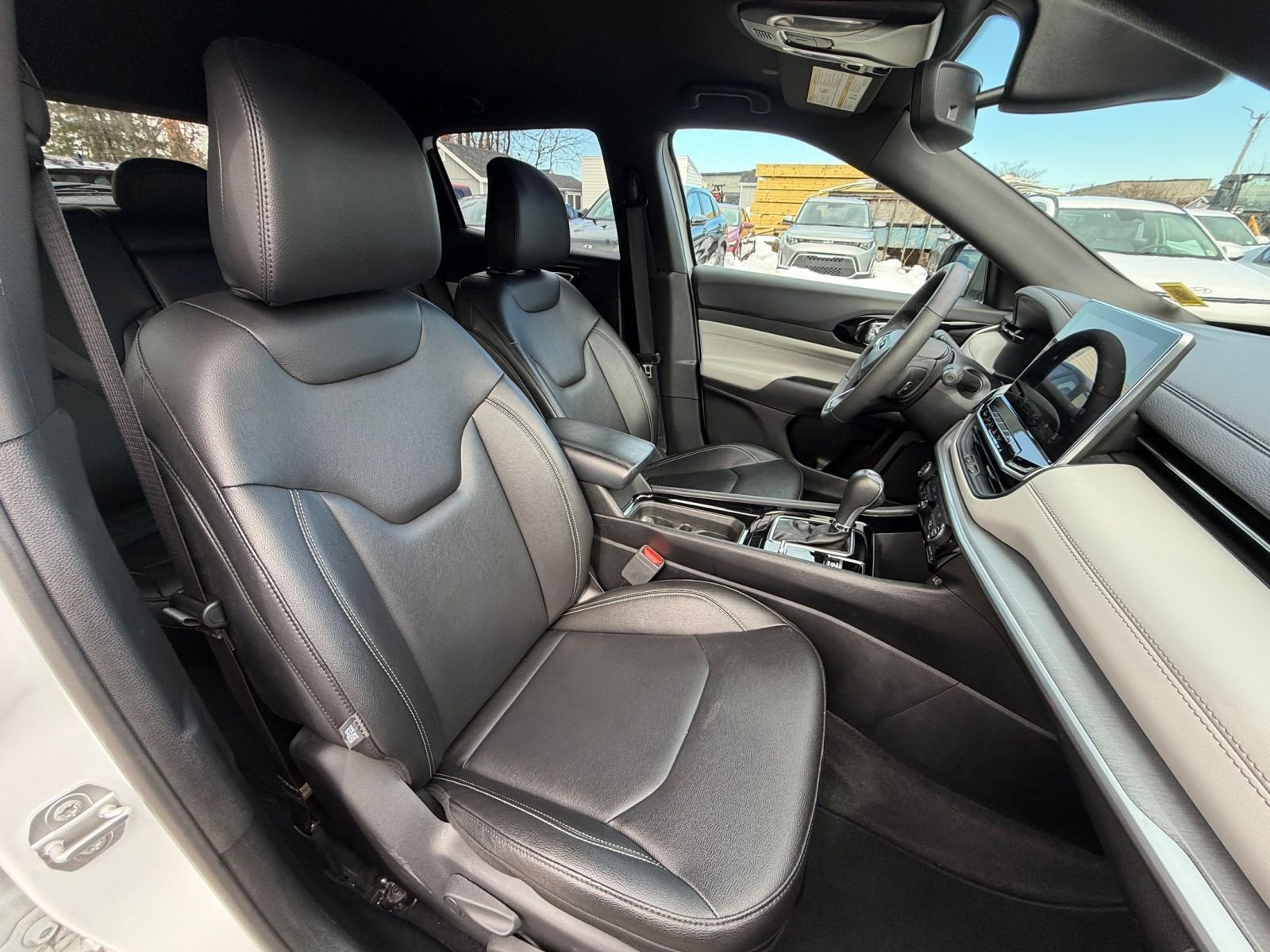 Used 2025 Jeep Compass Limited image 37