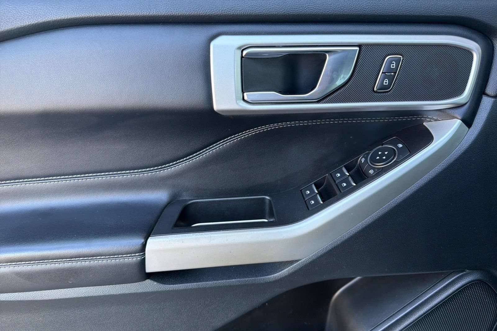 Used 2020 Ford Explorer XLT w/ Equipment Group 202A RWD image 13