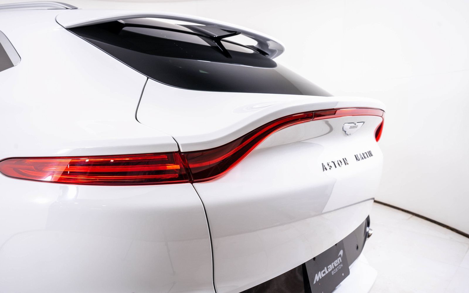 Used 2022 Aston Martin DBX AWD/4WD image 9