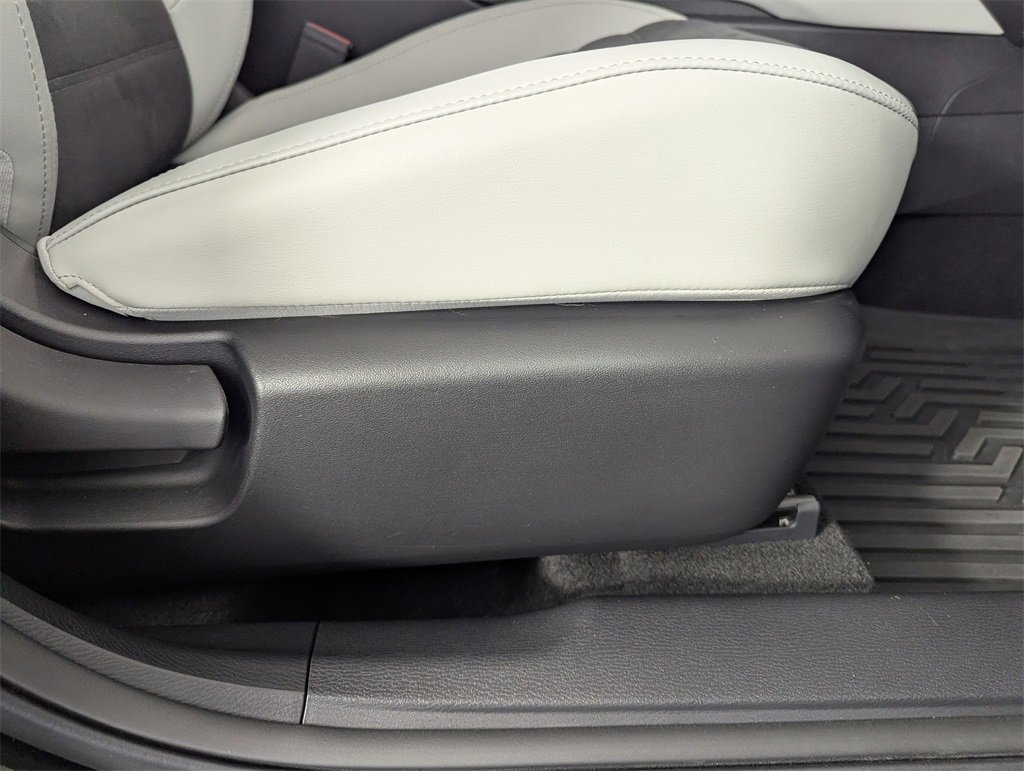 Used 2025 Mitsubishi Outlander SE image 40